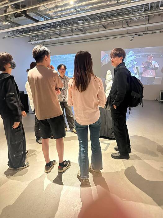 羅禾淋老師現場與大阪藝術大學學生導覽