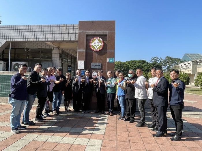 揭牌大合照-- 菱角手勢、六六大順！