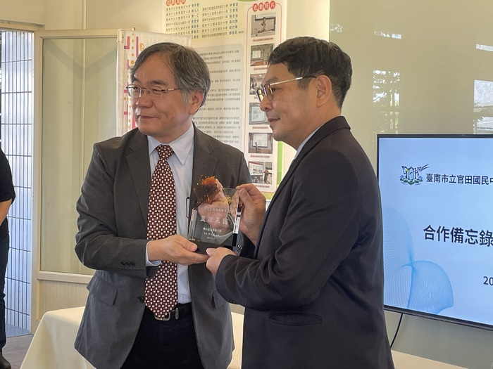 贈送紀念水晶座