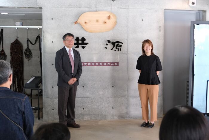 校長與張錦莉主秘為共源展揭幕