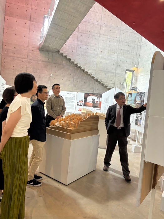 邱上嘉校長為漢寶德校長建築作品講解