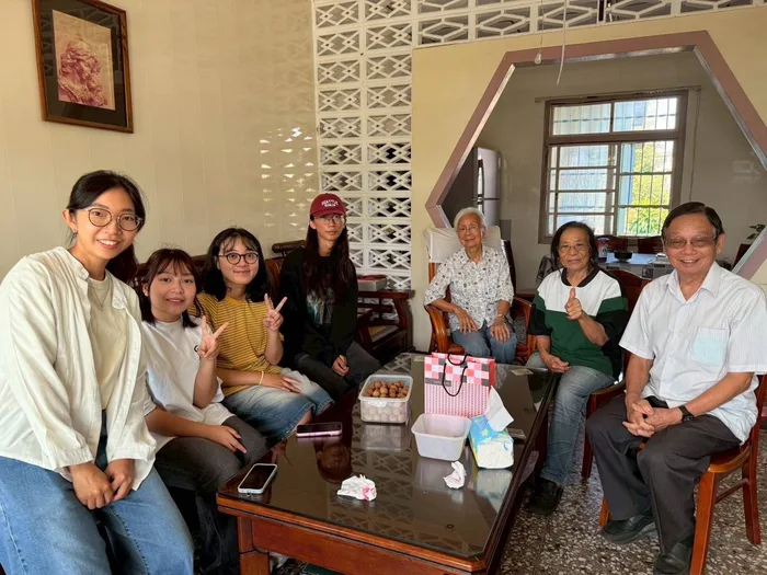 南藝大師生與受訪長輩合影留念，為地方記憶保存留下珍貴一刻