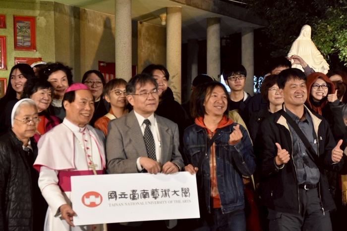 藝起果聖誕活動尾聲的南藝大師生與教區人員大合照