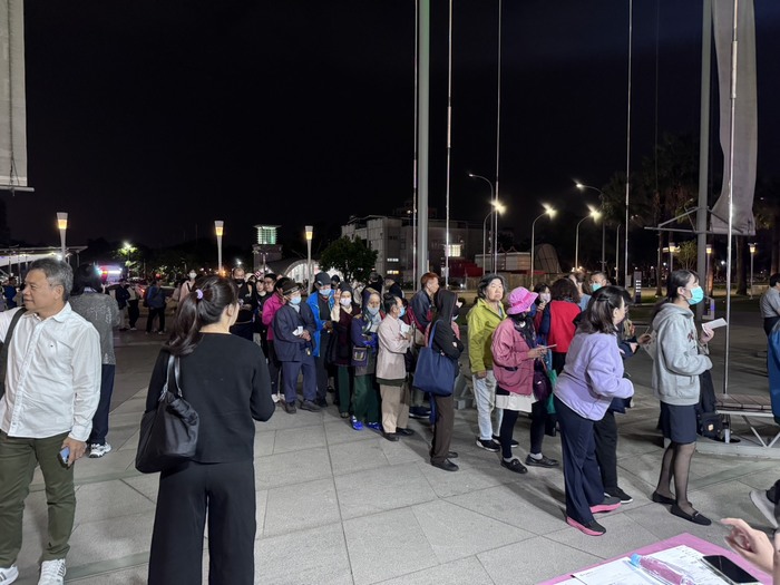 不畏寒風，觀眾排隊入場