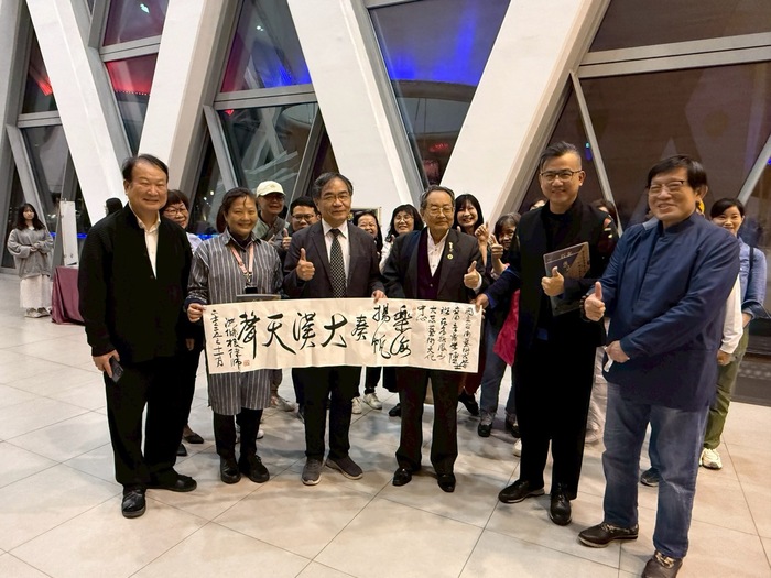 洪條根律師(右三)現場特別致贈墨寶；蕭青杉(右一，前高雄市國樂團團長、彰化縣文化局局長）