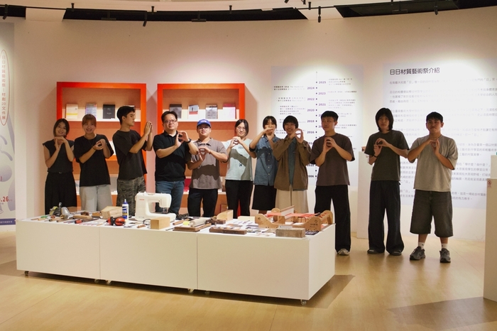 朱芳毅老師與策展團隊合照