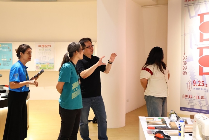 朱芳毅老師為西拉雅遊客中心的行政人員導覽與介紹這次的展覽理念