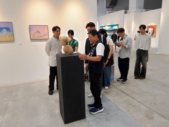 中間穿黑色背心者為文化局副局長施純福
