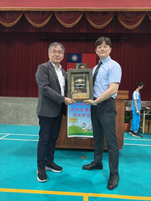 邱上嘉校長致贈龔毅倬校長【大展經綸 作育英才】交趾陶