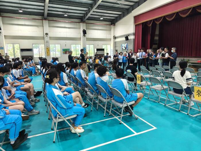 現場觀禮官田國中師生