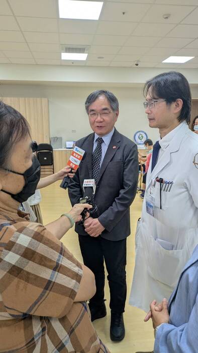 接受媒體採訪