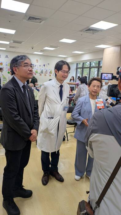 接受媒體採訪