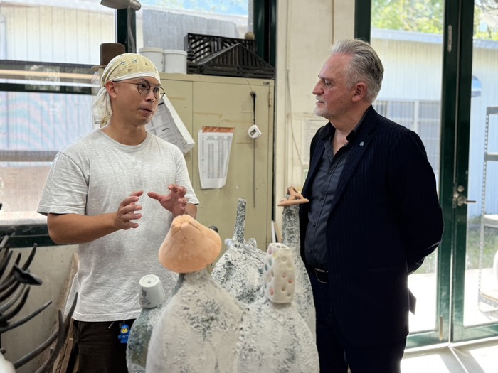 與本校新加坡籍學生Todd交流