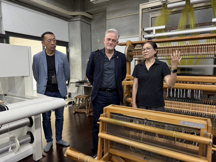 陸佳暉老師帶領貴賓參觀材創系纖維工作室
