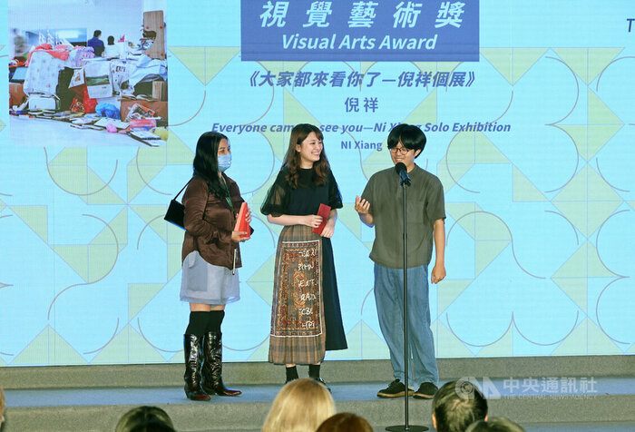 藝術家倪祥個展「大家都來看你了」,由幕後團隊成員代表出席領獎。中央社記者趙世勳攝