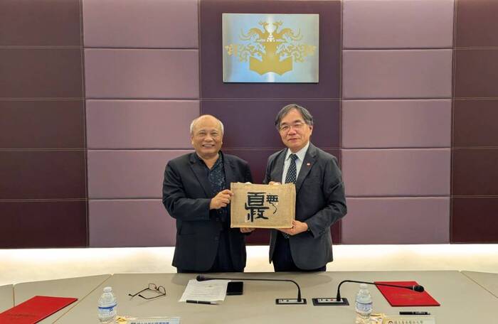 黃文山館長與邱上嘉校長互贈紀念品