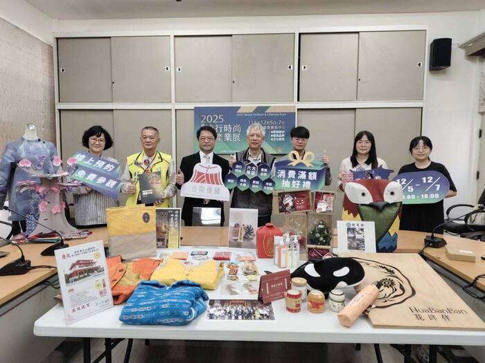 本校應用所吳佩珊老師(左一)