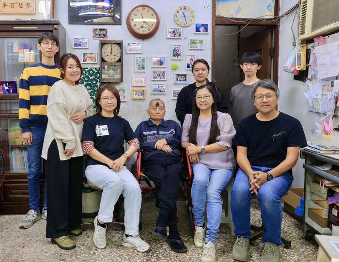 曾吉賢所長、謝侑恩老師、陳宗輝先生、策展人陳韻如與媒體中心人員合照