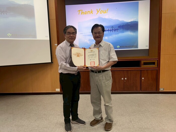 邱校長贈送感謝狀給蘇玉龍校長圖片