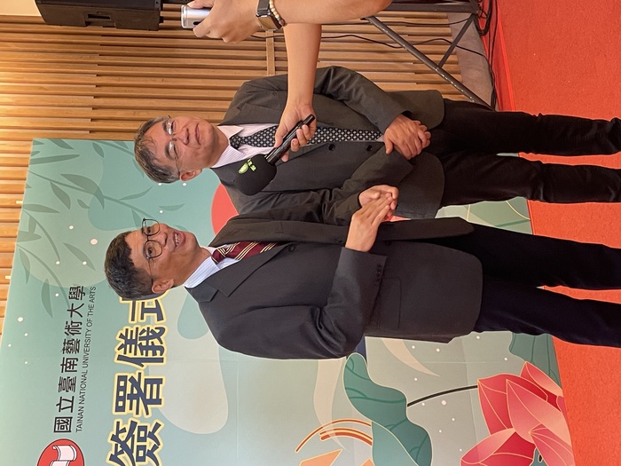接受媒體採訪圖片
