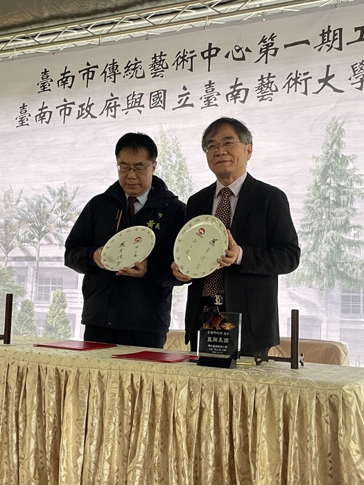 簽署紀念瓷盤