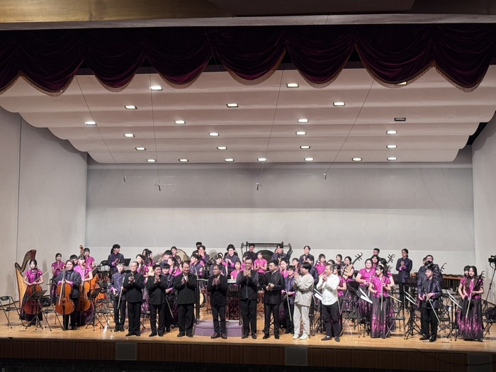 校長帶領演出團隊上台謝幕