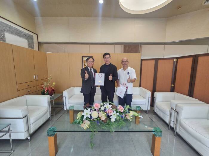 邱上嘉校長、麻豆分局洪國哲分局長(中)、六甲分駐所巡佐許允昌(右).jpg圖片