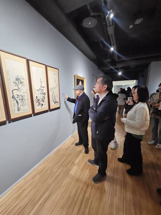 邱再興董事長、邱上嘉校長、邱董事長夫人