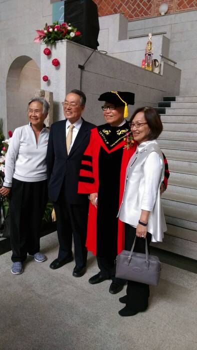 施振榮董事長夫婦、邱再興董事長夫婦105.11.16攝於南藝大圖資大樓