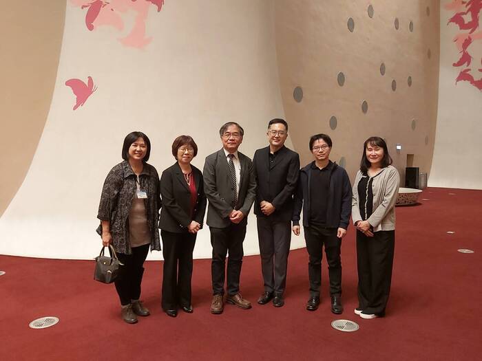 校長親臨與老師們合照