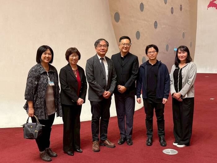 校長親臨與老師們合照