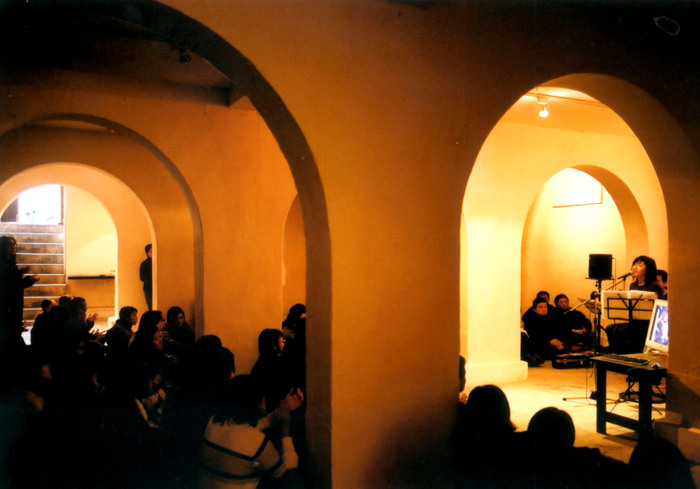 「原型藝術」搬遷至吳園地下室,陳綺貞於展覽開幕演唱圖片