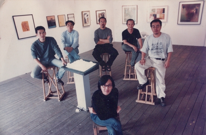 「原型藝術」創辦成員(前為陳美澍,後排由左至右分別為林文章、王邦榮、李昆霖、謝宏明、葉啓鋒)於青年路展場合影圖片