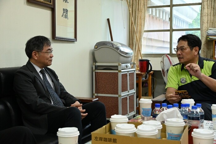邱上嘉校長拜訪官田國中敬世龍校長