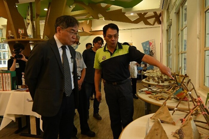 參觀官田國中過去藝術教育成果展