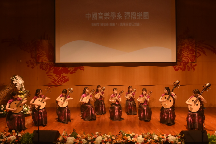 彈撥樂團開場表演